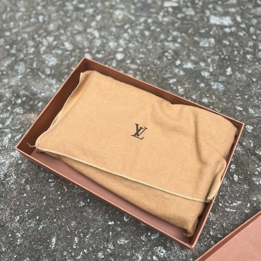 Lovely lavender LV leather bag - Picture 12 of 13